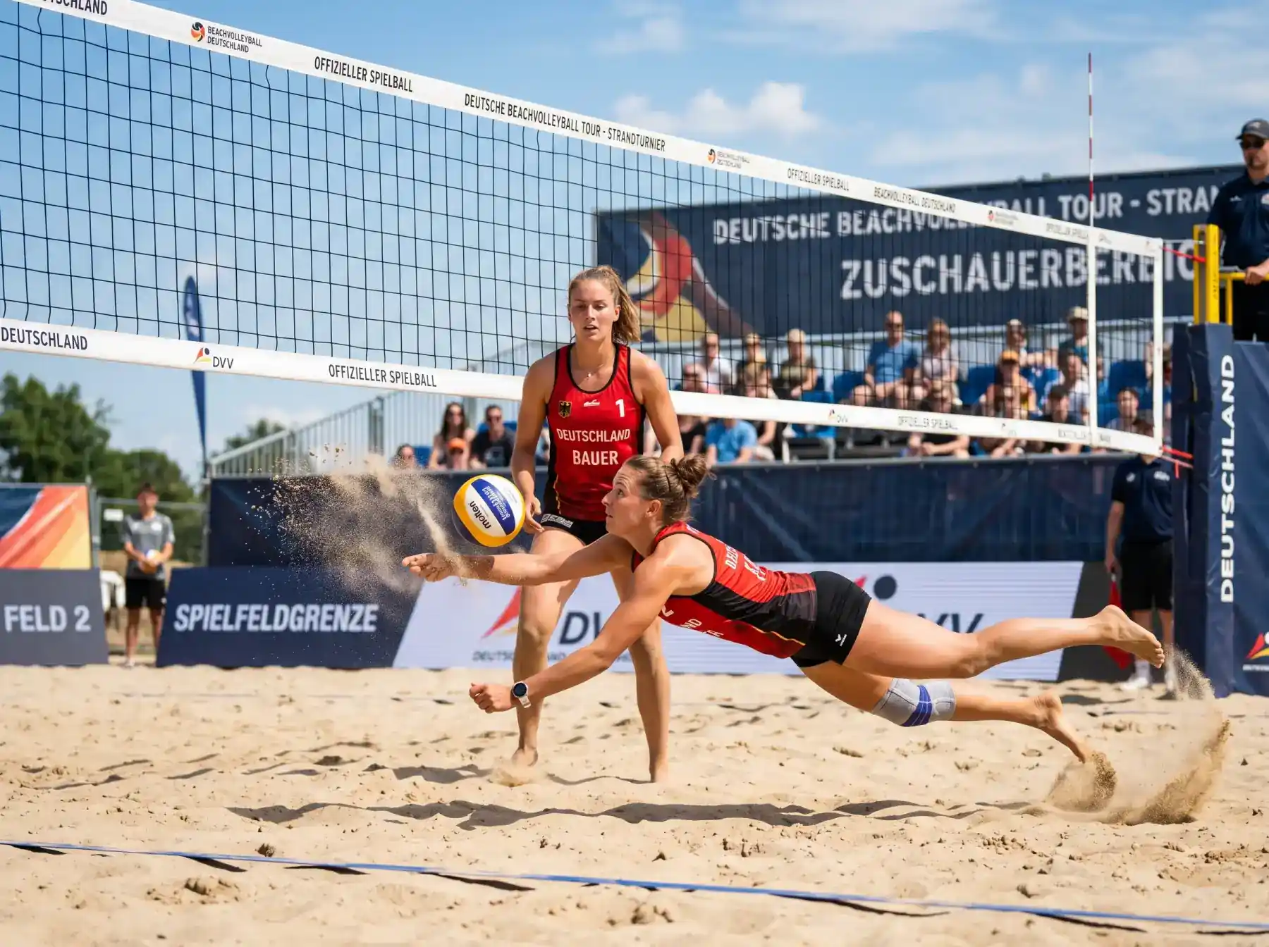 Beachvolleyball Tipps - zwei Spieler am Sandfeld bei Sonnenschein mit Netz im Hintergrund