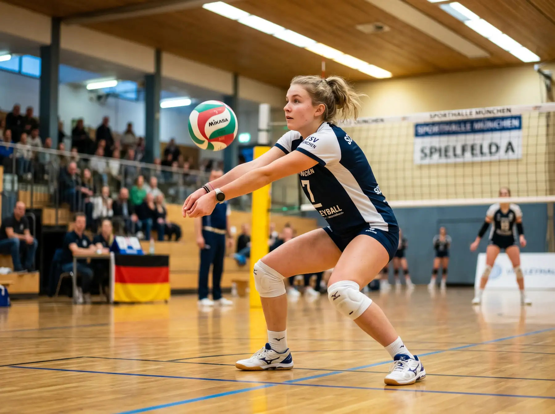 Volleyball Technik Tipps - Spielerin zeigt korrekte Armhaltung beim Baggern in der Sporthalle